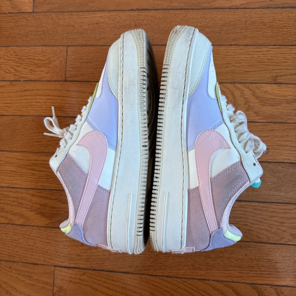 Nike Sneakers in Pastel Pink and Blue - Picture 2 of 4